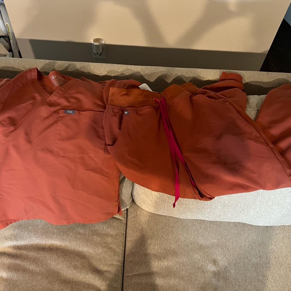Figs Women's Terracotta Scrubs Set
